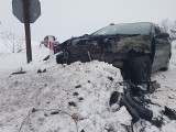 Groźny wypadek w powiecie zamojskim. Osobówka zderzyła się z nadjeżdżającym szynobusem