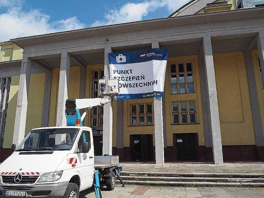 Punkty szczepień powszechnych w Łodzi. Jak wygląda punkt w Hali Sportowej w Łodzi? ZDJĘCIA