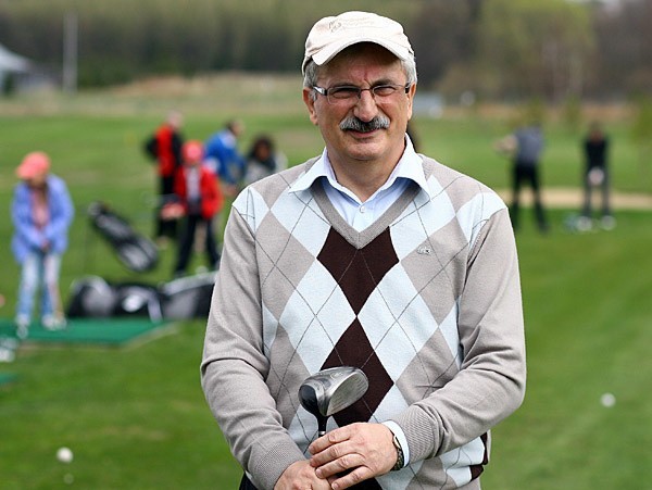 Stanisław Sroka, prezes Podkarpackiego Klubu Golfowego podczas inauguracji sezonu. Fot. Darek Danek