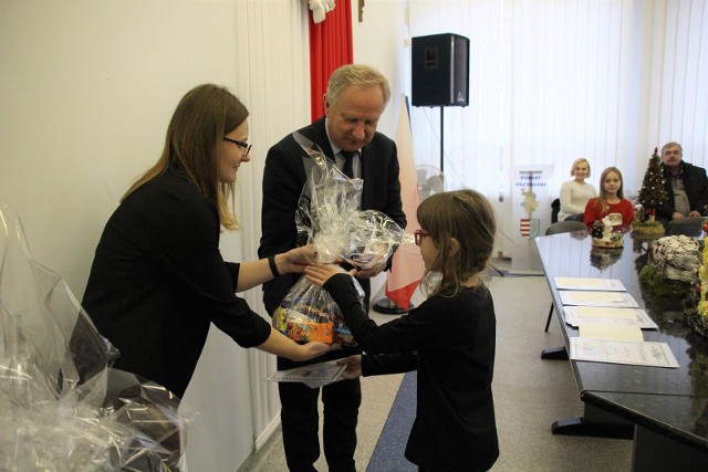 Marian Niemirski, Starosta Powiatu Przysuskiego, gratulował laureatom konkursu i wręczał im nagrody.