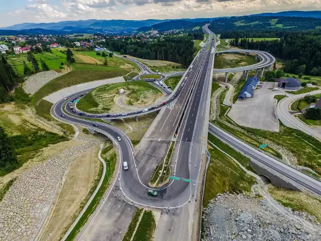 Budowa drogi ekspresowej S7 pomiędzy Lubniem a Rabką i dalej drogi 47 w stronę Chabówki (środkowy odcinek zakopianki). To na dobrą sprawę najkosztowniejsza inwestycja drogowa jaką realizowano dotychczas w naszym kraju. Cały 17 kilometrowy odcinek niemal w połowie umiejscowiony jest bowiem na wiaduktach, mostach i w przeszło 2 kilometrowym tunelu. Na budowę drogi GDDKiA w Krakowie wyda łącznie ponad 2,4 miliarda złotych. W części odcinkiem tym można już jeździć. W całości (razem z tunelem) przejedziemy go w 4 kwartale przyszłego roku.