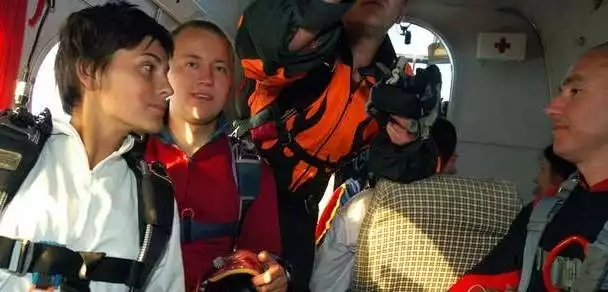 Justyna Moniuszko w samolocie przed skokiem.