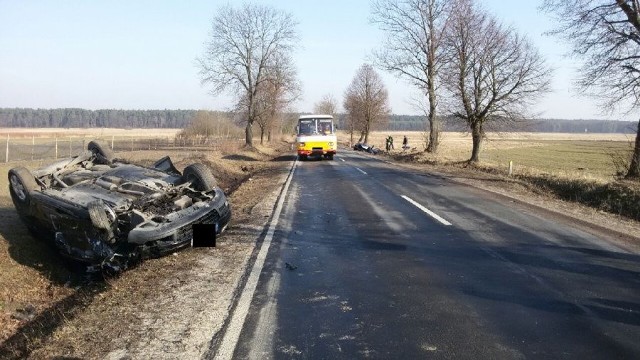 Dwa samochody osobowe i autobus zderzyły się dziś rano na drodze wojewódzkiej między Cieszanowem i Kowalówką, w powiecie lubaczowskim.Ze wstępnych ustaleń pracujących na miejscu policjantów wynika, że kierujący volkswagenem obywatel Ukrainy podczas wyprzedzania autobusu zderzył się czołowo z  jadącym z naprzeciwka peugeotem, a następnie uderzył w autobus. Pasażer volkswagena oraz kierowca peugeota z obrażeniami trafili do szpitala. Na szczęście żaden z 15 pasażerów autobusu nie odniósł obrażeń.Droga w tym miejscu jest zablokowana, policjanci kierują na objazdy przez miejscowość Nowy Lubliniec i Żuków.