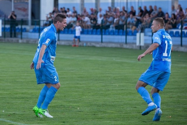 Adrian Kwiatkowski (z prawej) strzelił dla Błękitnych gola, ale to nie wystarczyło do wywalczenia choćby punktu w meczu ze Stalą.