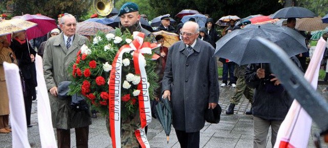 Na zdjęciach: Zgromadzenie patriotyczne przy pomniku Józefa Piłsudskiego w Kołobrzegu.