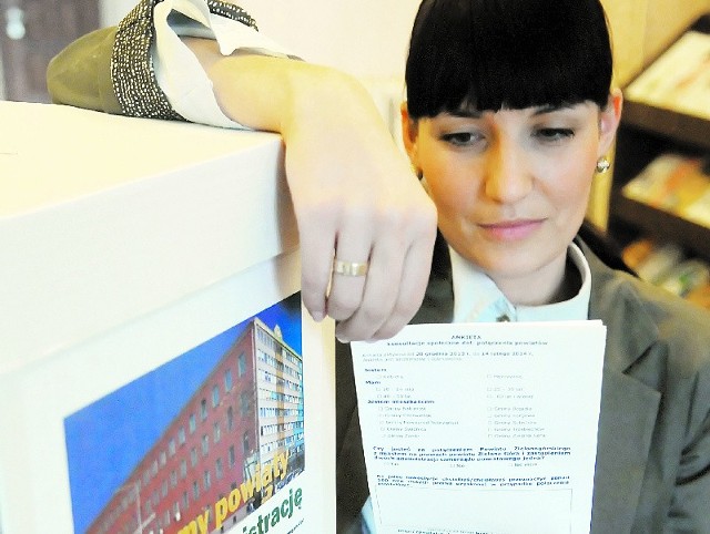 Anna Wawrzusiszyn z Bojadeł zastanawia sie, czy oddać głos za połączeniem powiatu ziemskiego z grodzkim, czy przeciw. Ale ma jeszcze czas, gdyż głosowanie odbywa się do 14 lutego.