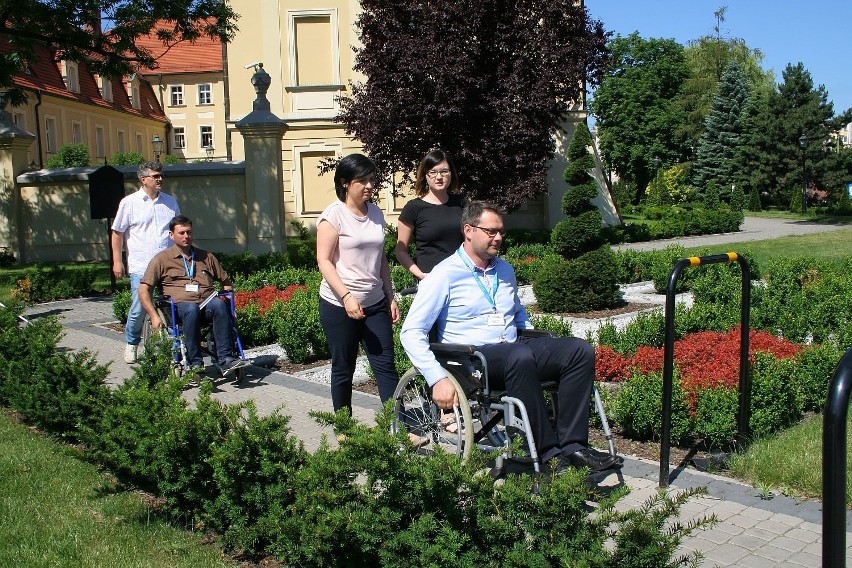 Prezydent Rybnika i urzędnicy na wózkach inwalidzkich. Wczuli się w niepełnosprawnych ZDJĘCIA