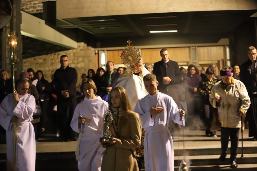 Relikwie błogosławionego Carlo Acutisa rozpoczynają peregrynację po diecezji kieleckiej. Na początek parafia w Bielinach