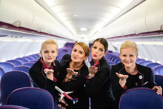 Pierwsza rekrutacja personelu pokładowego na stanowiska: flight attendant/cabin crew w Europie Środkowo-Wschodniej linii Wizz Air odbyła się 27 maja 2017 w Katowicach (hotel Novotel, aleja Roździeńskiego 16). Druga rekrutacja 13 czerwca 2017 w Dąbrowie Górniczej (Holiday Inn Dąbrowa Górnicza , Aleja Róż 1 A). Teraz w Katowicach 02.08.2017, godz. 9:00, Novotel Katowice Centrum, al. Roździeńskiego 16. Jak wynika z ogłoszenia, rekrutacja może potrwać aż do późnego popołudnia, więc trzeba mieć sporo wolnego czasu tego dnia. Należy przynieść ze sobą CV w języku angielskim, referencje od poprzedniego pracodawcy i dwie fotografie – twarzy i całej sylwetki. Rekrutacja składa się z pięciu etapów: Prezentacja swojej osoby (kilka minut, po tym etapie jest już pierwsza selekcja). Scenki; Praca w grupie . Prezentacja zarobków, warunków pracy. Rozmowa z rekruterem. Uwaga, rozmowy są w języku angielskim.