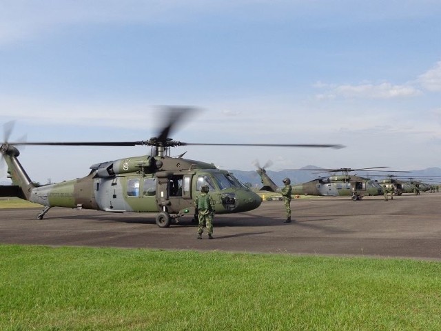 Śmigłowce BLACK HAWK z PZL Mielec poleciały do KolumbiiPodpisPiloci Kolumbijskiej armii przelecieli pięcioma wyprodukowanymi w Mielcu śmigłowcami S-70i™ BLACK HAWK na odległość blisko 7 tys. km z Connecticut w USA do Tolemaida w Kolumbii.