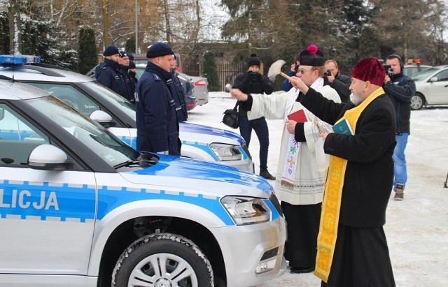 We wtorek na placu Komendy Powiatowej Policji w Sokółce odbyło się uroczyste poświęcenie i przekazanie dwóch nowych pojazdów służbowych.