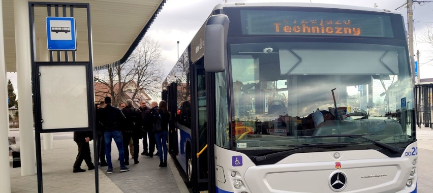 Testowy przejazd autobusu przez nowy dworzec w Niepołomicach