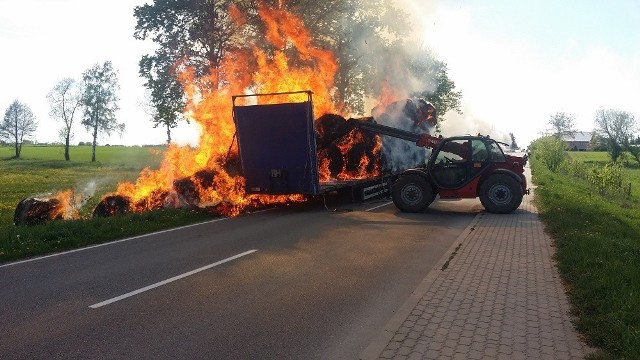 Pożar naczepy z sianem w Radziłowie zablokował drogę