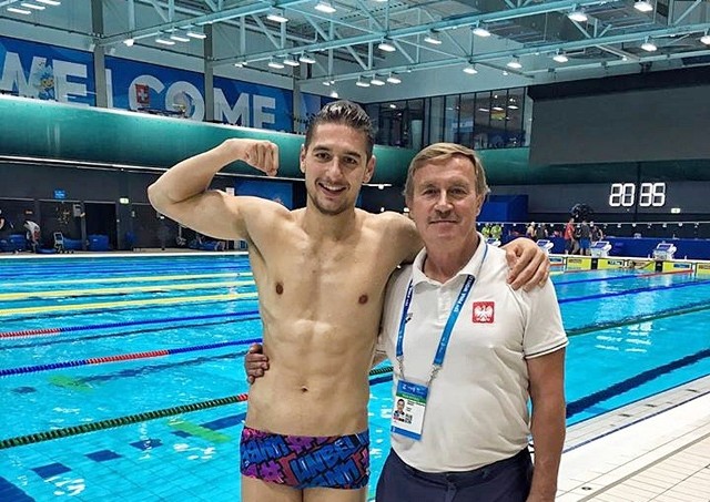 Filip Zaborowski i trener Mirosław Drozd na pływalni w Budapeszcie.