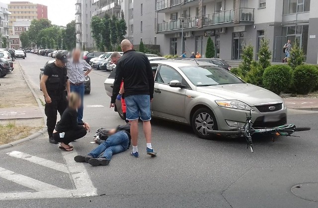 Do potrącenia rowerzysty doszło w środę, 13 czerwca, na ul. Moniuszki. Na miejscu wypadku interweniowała policja i pogotowie ratunkowe.Policja ustali, jak doszło do potrącenia. Poszkodowana osoba została zabrana do karetki pogotowia ratunkowego.Rowerzysta został potrącony przez kierującego fordem mondeo, który wyjeżdżał z osiedla.