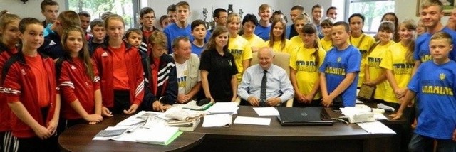 W projekcie wzięło udział czterdziestu młodych ludzi w wieku 12 &#8211; 18 lat z partnerskiej wsi Bałaniwka na Ukrainie oraz z gminy Morawica. Na zdjęciu podczas odwiedzin u wójta Mariana Burasa.