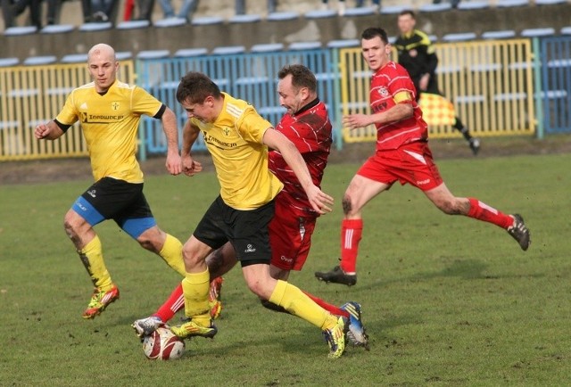 Piłkarze Stali Nowa Dęba (żółte koszulki) pokonali na własnym stadionie Cosmos Nowotaniec.