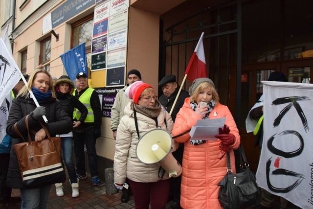 Przed rozprawą działacze KOD-u protestowali przed biurami Anny Marii Anders i Jarosława Zielińskiego.