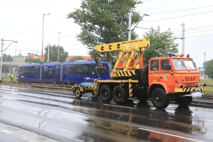 Wykolejenie tramwaju na placu Społecznym (ZDJĘCIA)