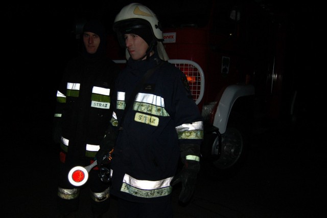 Strażacy z OSP Barwice nie dopuszczali nikogo postronnego w pobliże.