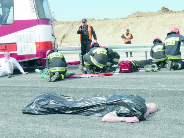 Strażacy przećwiczą m.in. procedury przy wypadku  autokaru (na zdj. podobne ćwiczenia k. Zambrowa).