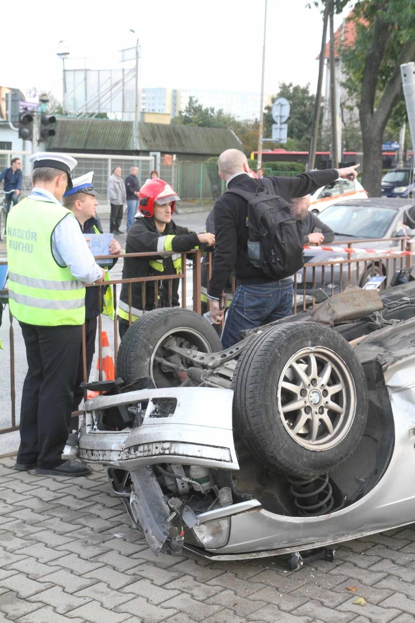 Wypadek, dachowanie BMW na przystanku przy ul. Żmigrodzkiej