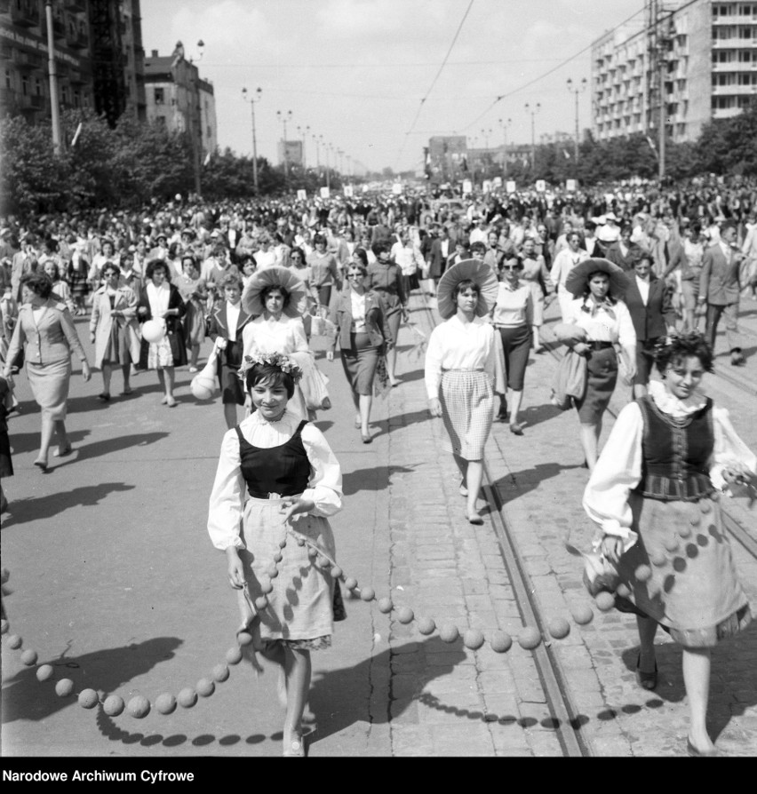 Jak kiedyś obchodzono Święto Pracy w Polsce? Pochody 1-majowe przed wojną i w czasach PRL. Archiwalne zdjęcia