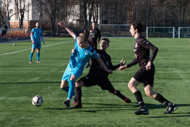 Dzięki rozszerzeniu IV ligi Orzeł Kolno (ciemniejsze stroje) nie spał do klasy okręgowej