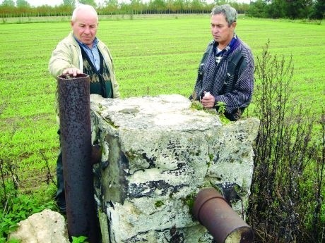 Po odwiertach zostały betonowe kopce - mówią Włodzimierz Jasiuk i Aleksander Tiszuk z Rajska