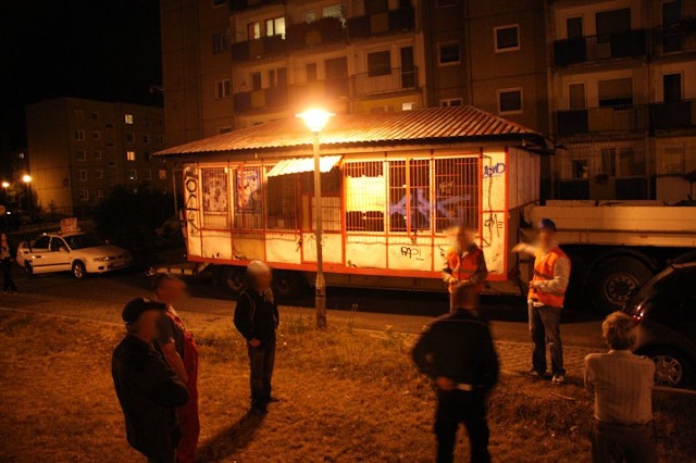 Olbrzymi kiosk na naczepie na chwilę utknął na os. Pomorskim.