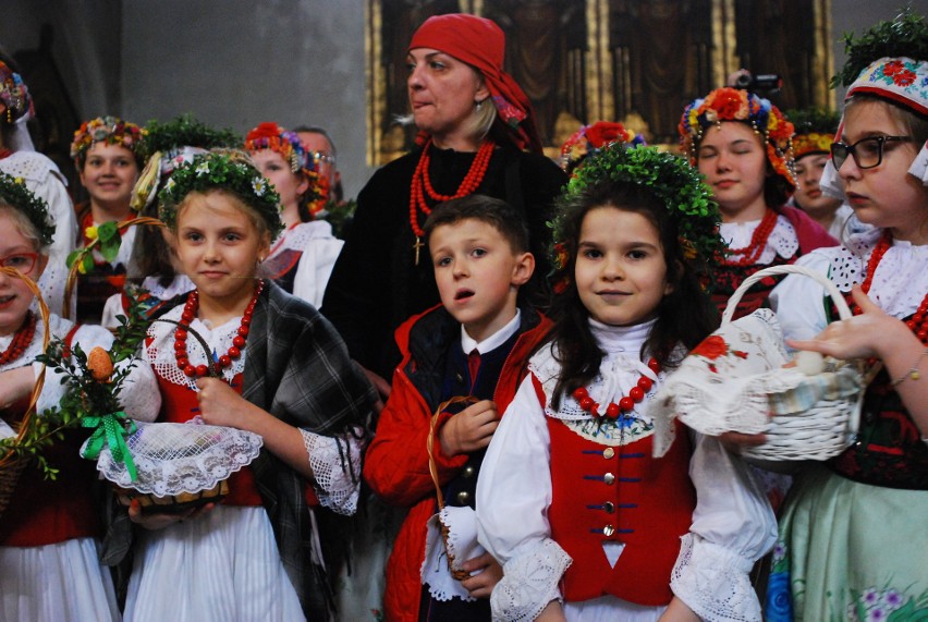 W Bytomiu-Rozbarku święcili pokarmy wielkanocne w strojach...