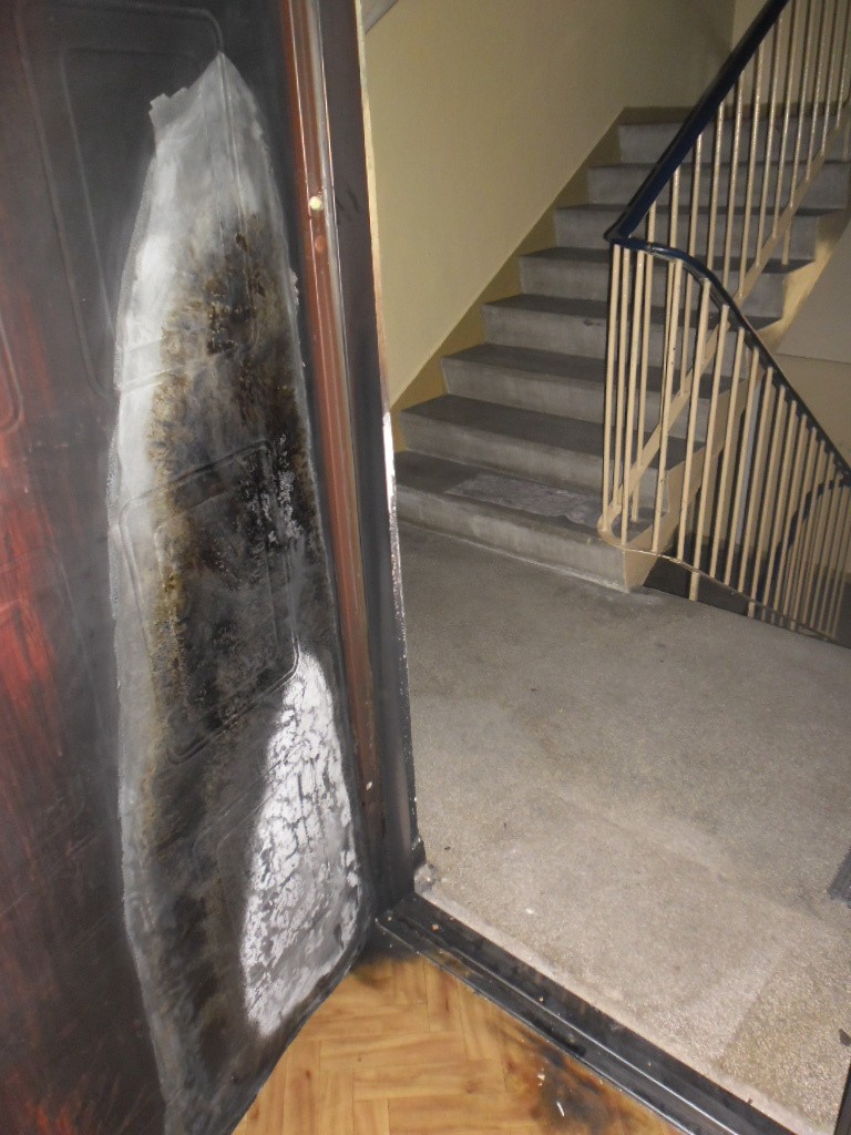 Kto spalił drzwi jednego z mieszkań