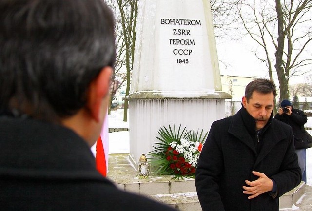 Czy ten napis na pomniku na cmentarzu żołnierzy radzieckich zostanie zmieniony?
