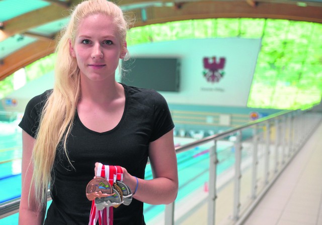 Joanna Mizak z KP Stilon Gorzów prezentuje medale z seniorskich i młodzieżowych mistrzostw Polski.