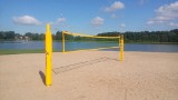 Nowe boisko do gry w siatkówkę nad jeziorem w Ostrowcu