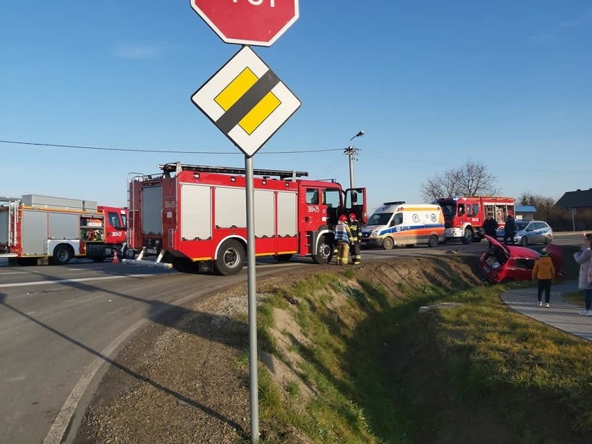 Dwie osoby ranne w wypadku w Gorzycach na drodze krajowej 77. Zderzyły się tam dwa samochody