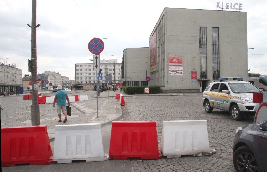 Zamknięty parking przy dworcu PKP w Kielcach. Podróżni i taksówkarze w kłopocie