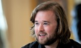 W dziecięcych rolach zachwycał i wzruszał. Poznajecie? To Haley Joel Osment! Grał synka Forresta Gumpa czy widział duchy w „Szóstym zmyśle"