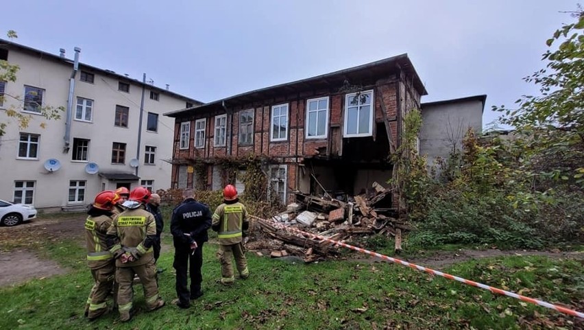 Zabytkowy budynek z muru pruskiego zawalił się na gdańskich Siedlcach. ZDJĘCIA