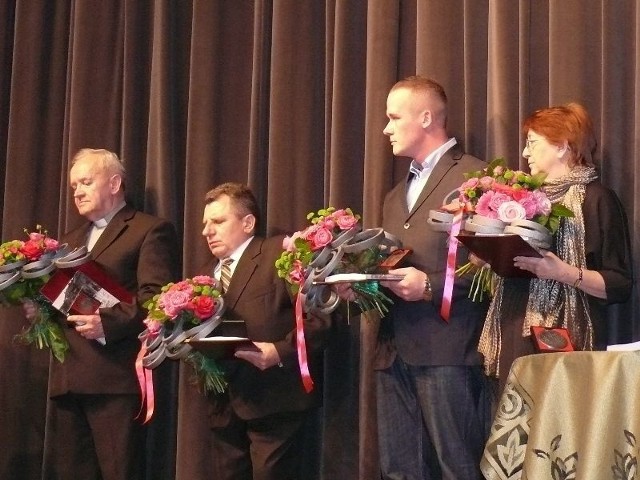 Od lewej &#8211; ksiądz Jerzy Siwiec, proboszcz parafii Świętej Trójcy, Edmund Kaczmarek, starosta jędrzejowski, Łukasz Świerkowski, który odebrał medal w imieniu nieżyjącego taty &#8211; Pawła Świerkowskiego oraz Ewa Sajor, dyrektor kieleckiego oddziału Generalnej Dyrekcji Dróg Krajowych i Autostrad.