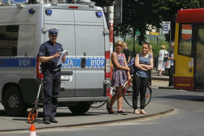 Wrocław: Wypadek na Drobnera. Nieprzytomny rowerzysta trafił do szpitala (ZDJĘCIA)