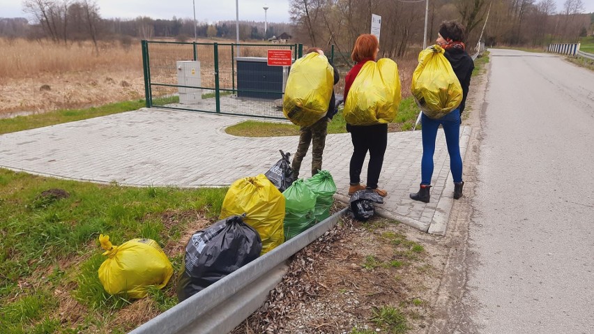 Kolejna wspólna akcja sprzątania. Mieszkańcy Wiązownic połączyli siły by zadbać o środowisko (ZDJĘCIA) 
