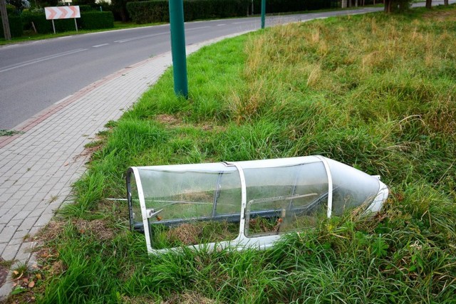 Fragment samolotu akrobacyjnego spadł przy ul. Suchodolskiej w Krośnie