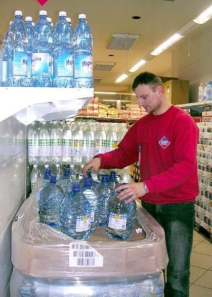 Z supermarketu Leader Price w Przywiślu od piątku ludzie masowo wykupywali wodę.