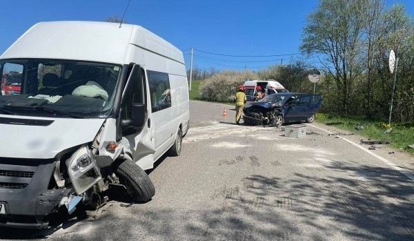 Dwa auta zderzyły się w Siekierczynie. Dwie kobiety trafiły do szpitala