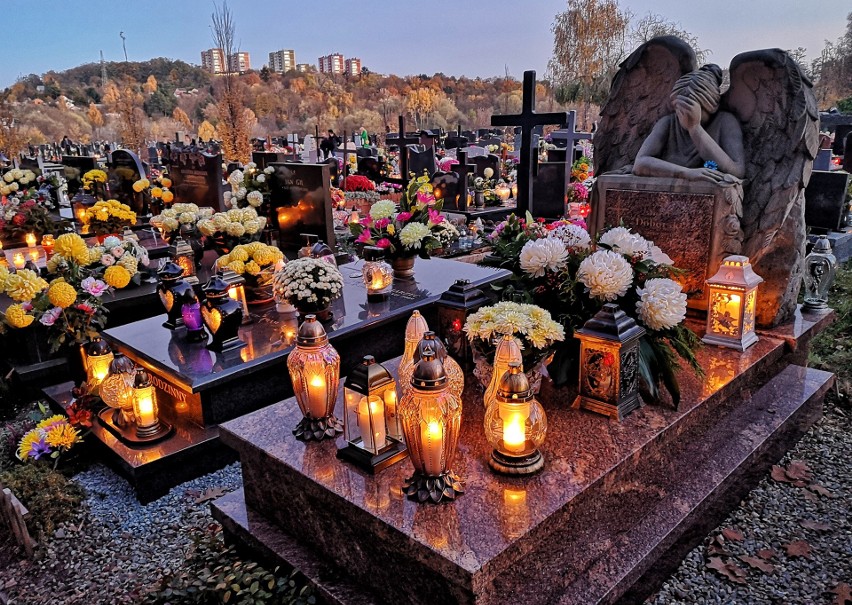 Cmentarz na Prądniku Czerwonym nocą. Tysiące zniczy rozświetliło groby |  Gazeta Krakowska