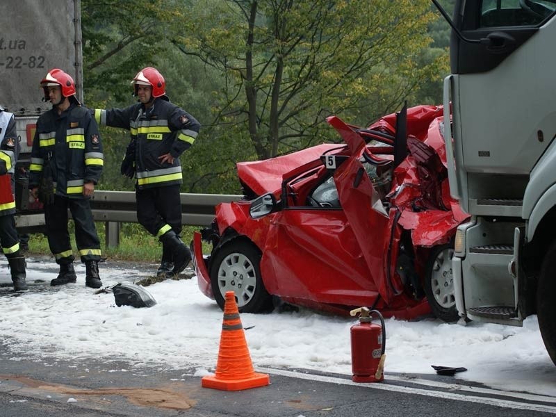 Hyundai zmiażdżony między dwoma tirami. To cud, że wszyscy żyją [ZDJĘCIA INTERNAUTY]