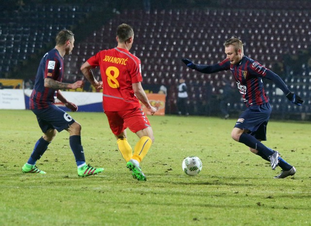 Mateusz Lewandowski (z prawej) chwali współpracę z Adamem Gyurcso na lewej stronie boiska.