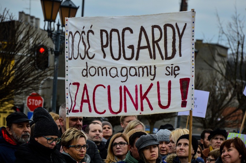 Strajk nauczycieli. Strajkujący zebrali się na placu Jana Pawła II w Zgierzu [FOTO, FILM]