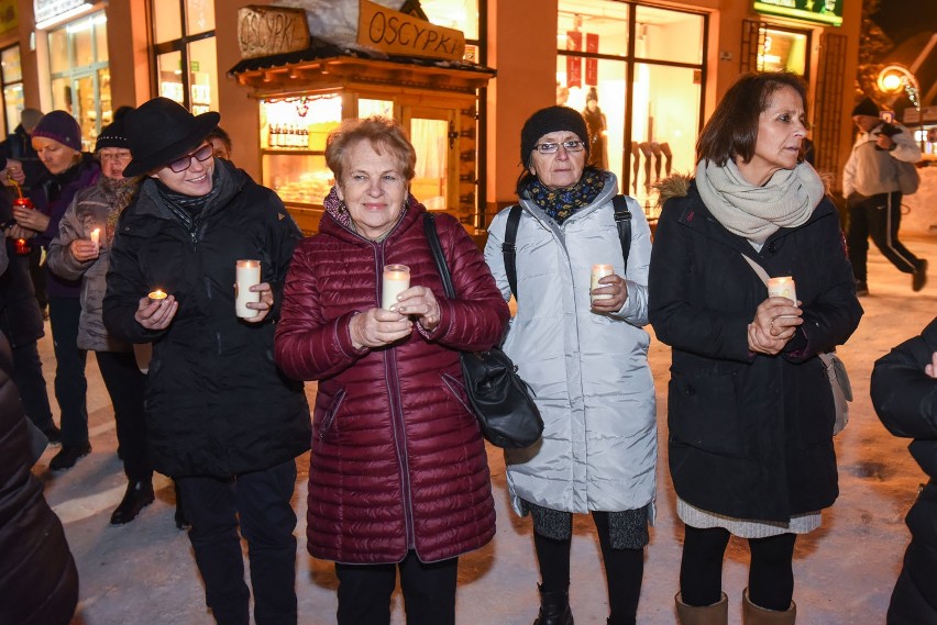 Zakopane: Na Krupówkach też ułożono serce dla śp. prezydenta Adamowicza [GALERIA]